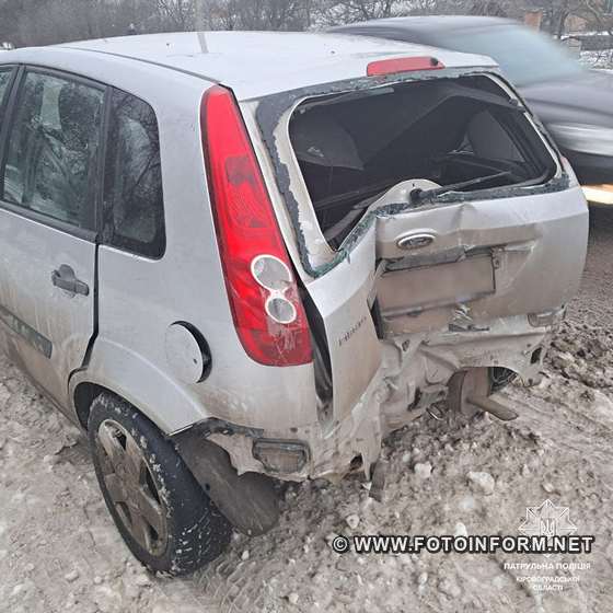 У Кропивницькому іномарка врізалась в електроопору 